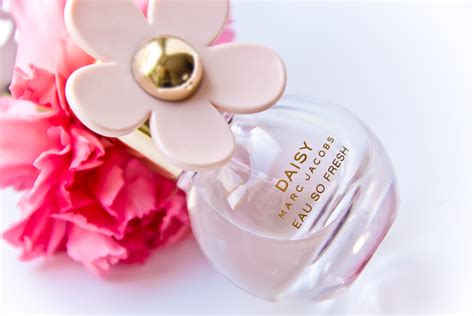 parfum mit blumen drauf